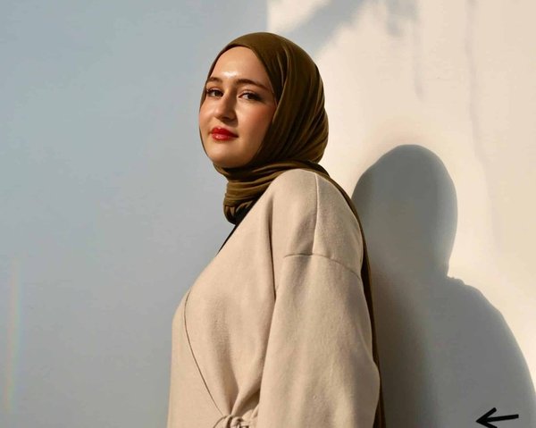 Come selezionare un foulard che complemente un outfit da lavoro?