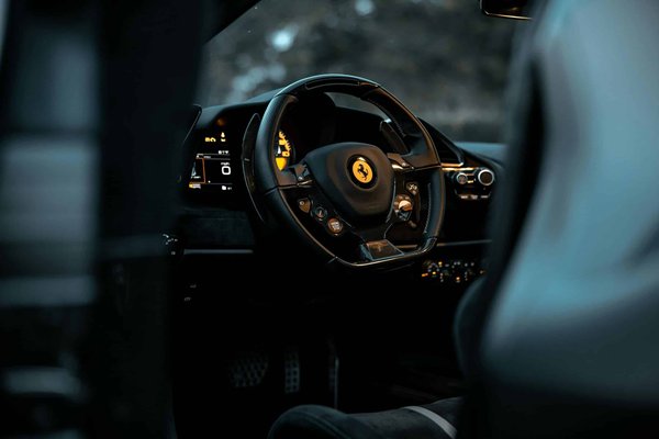 In che modo si può migliorare la connettività mobile all'interno dell'auto?